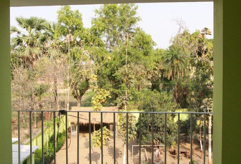 اتاق یک تخته با چشم‌انداز باغ, Sachi Home
