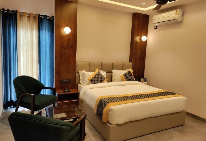 Номер Deluxe, Emerald Suites