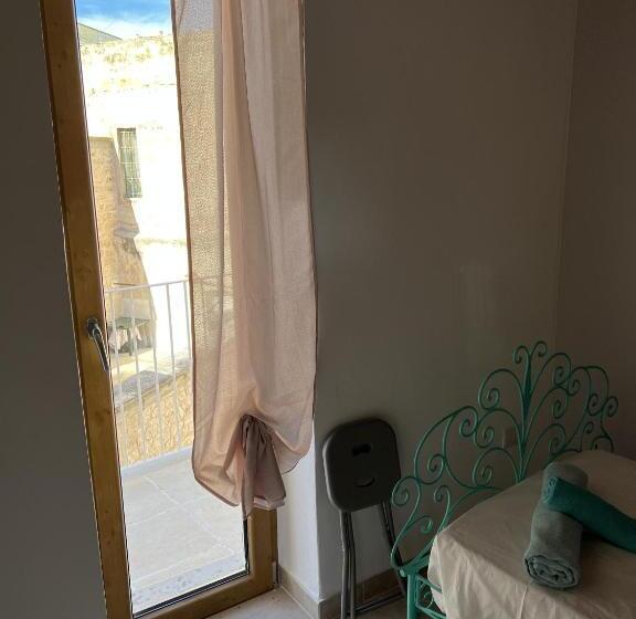 اتاق اکونومی, Intra Moenia