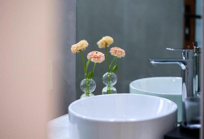 اتاق لوکس با بالکن, Lemi   Homestay In Hue