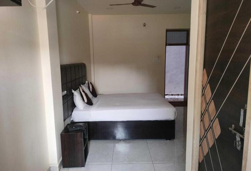 三人经典房间, Oyo Flagship Hotel Bommarillu