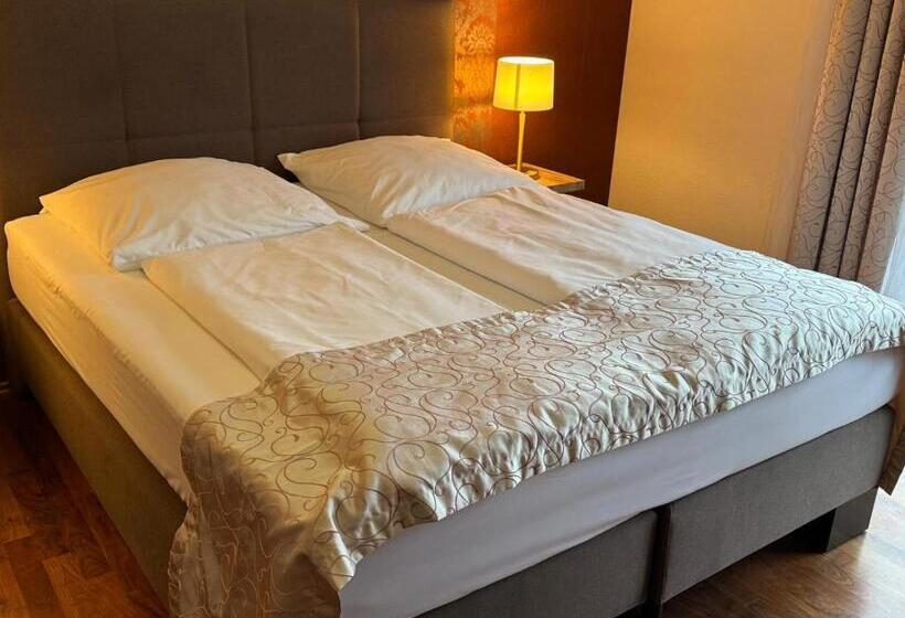 Номер Deluxe, Wal