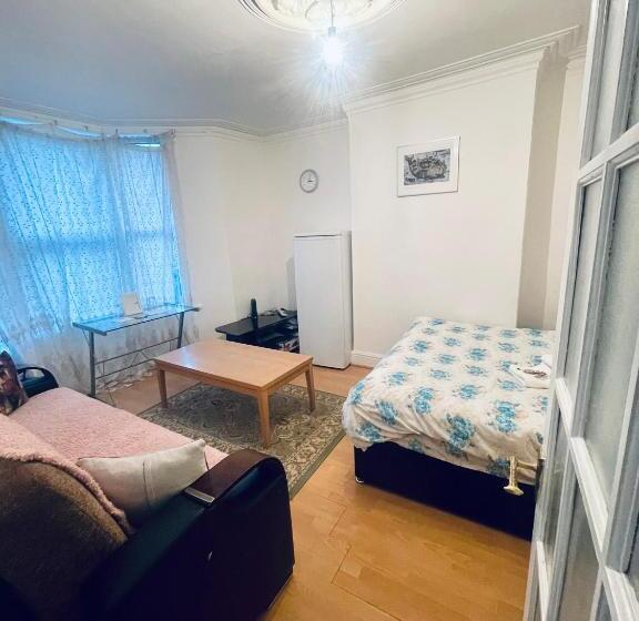 اتاق اکونومی, Mia Property   Two Mile Hill