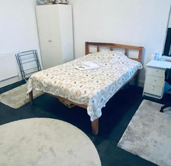 اتاق لوکس, Mia Property   Two Mile Hill