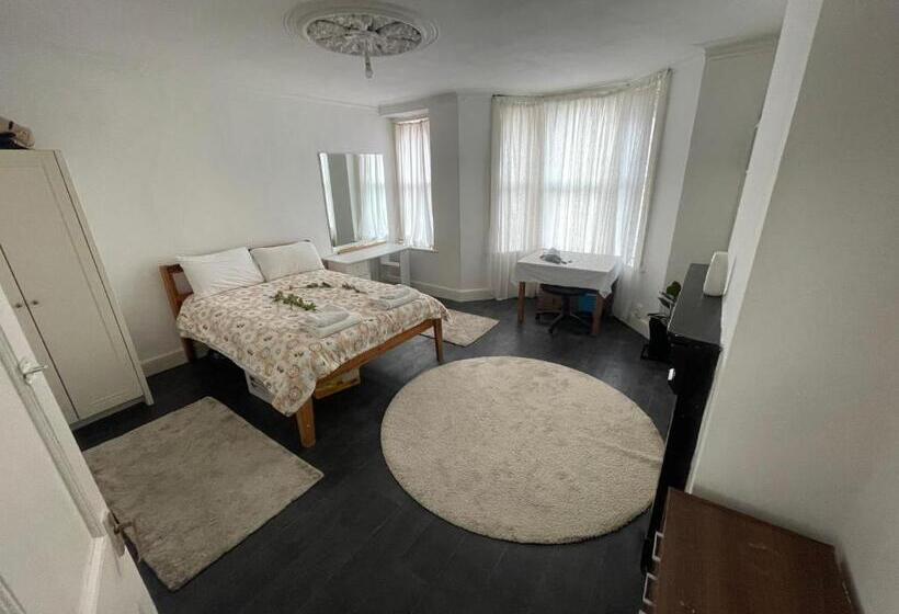 اتاق لوکس, Mia Property   Two Mile Hill