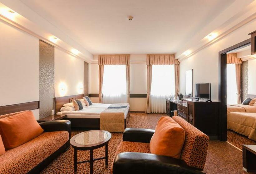 جناح جونيور عائلى, Hunguest Hotel Apollo