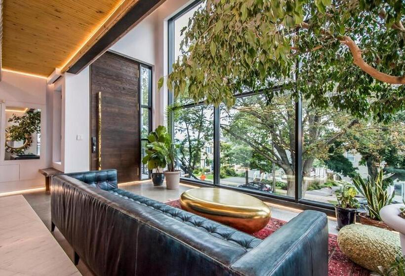 디럭스 룸, Luxury Bnb   Halifax Rooftop   The Sunrise Room