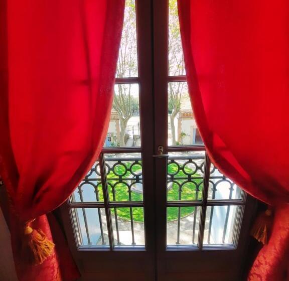 Четырехместный Номер Стандарт Вид на Сад, Château Sainte Cécile Chambres D Hôtes / Guest House In Castle Château Sainte Cécile