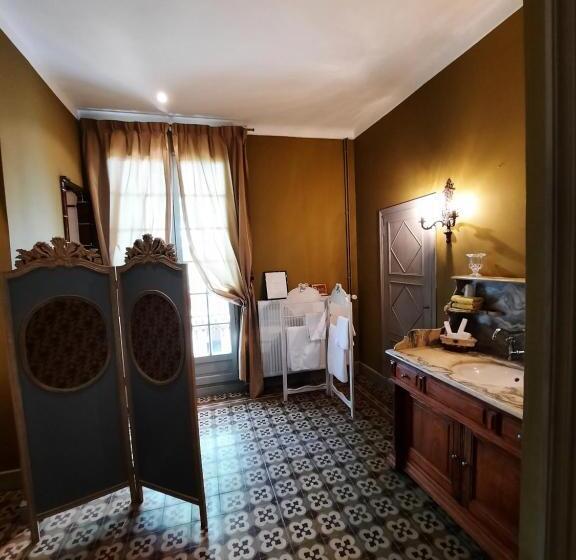 Четырехместный Номер Стандарт Вид на Сад, Château Sainte Cécile Chambres D Hôtes / Guest House In Castle Château Sainte Cécile