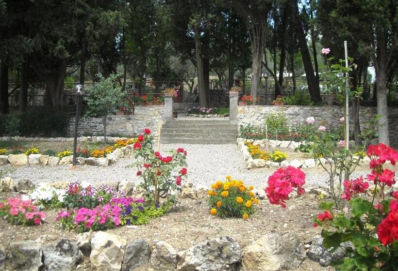 Вилла с 1 спальней и бассейном, Villa Enrico Fermi