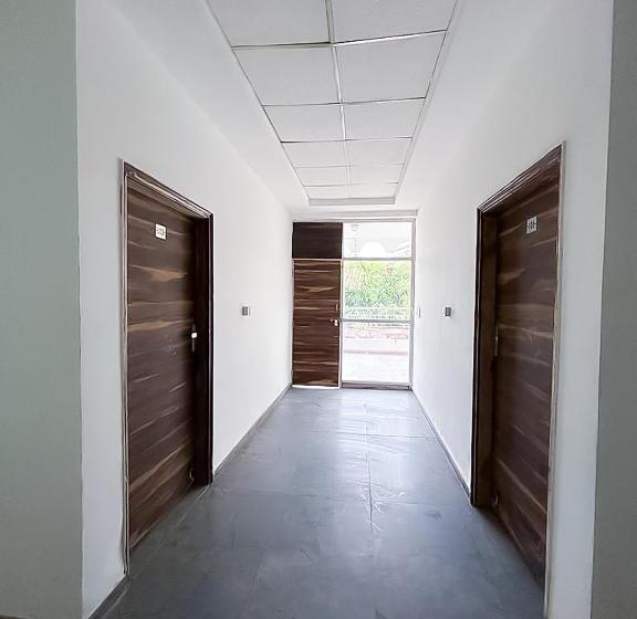 اتاق لوکس, Js Garden   Near Jaypee Hospital
