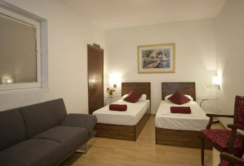 اتاق استاندارد با سرویس بهداشتی مشترک, Marco Polo Party Hostel