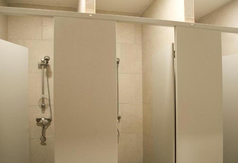اتاق استاندارد با سرویس بهداشتی مشترک, Marco Polo Party Hostel