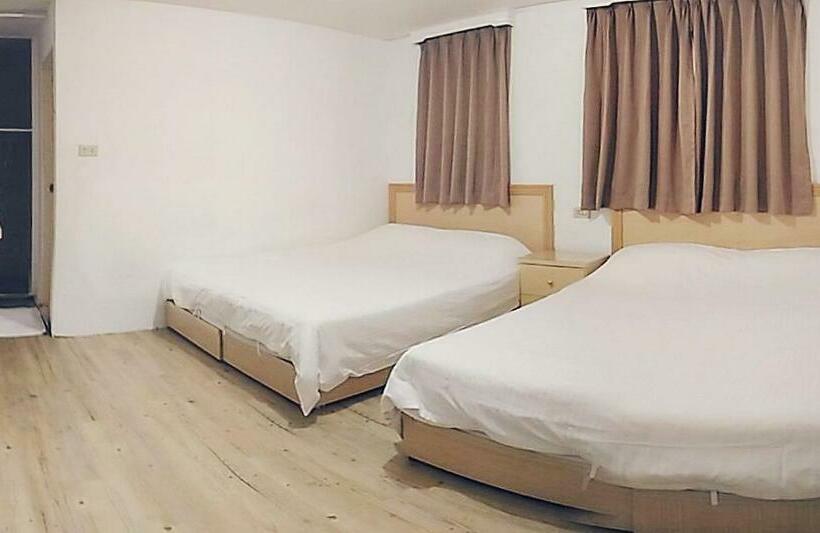 اتاق استاندارد چهار تخته, Chia Rong Hostel