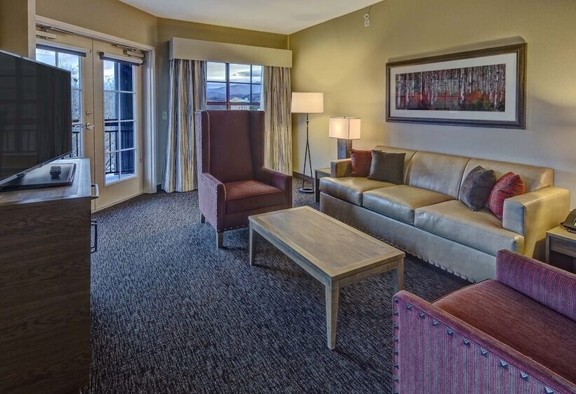 带河湖景观的套房, Black Fox Lodge Pigeon Forge, Tapestry Collection By Hilton