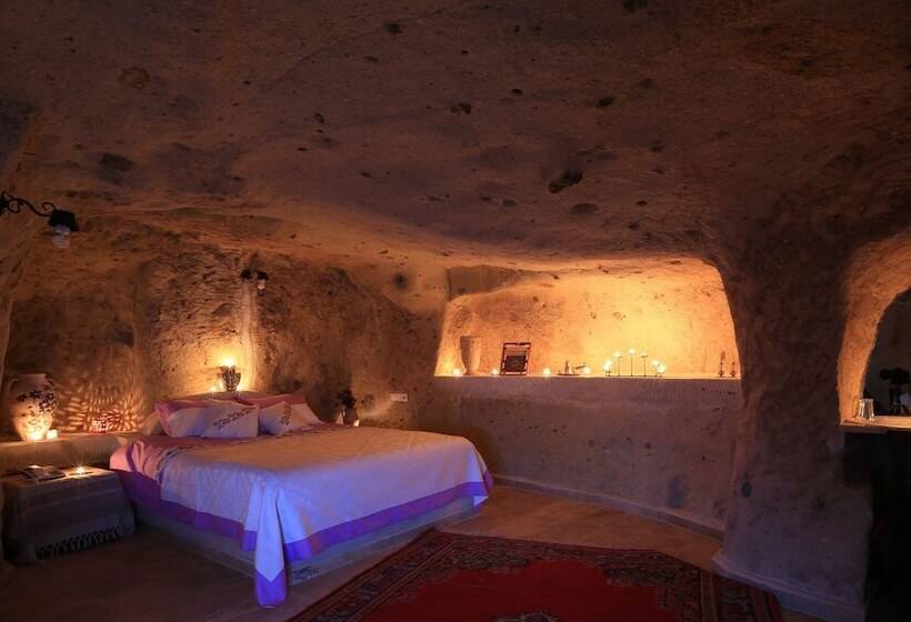 자쿠지 스위트, Jerveni Cave