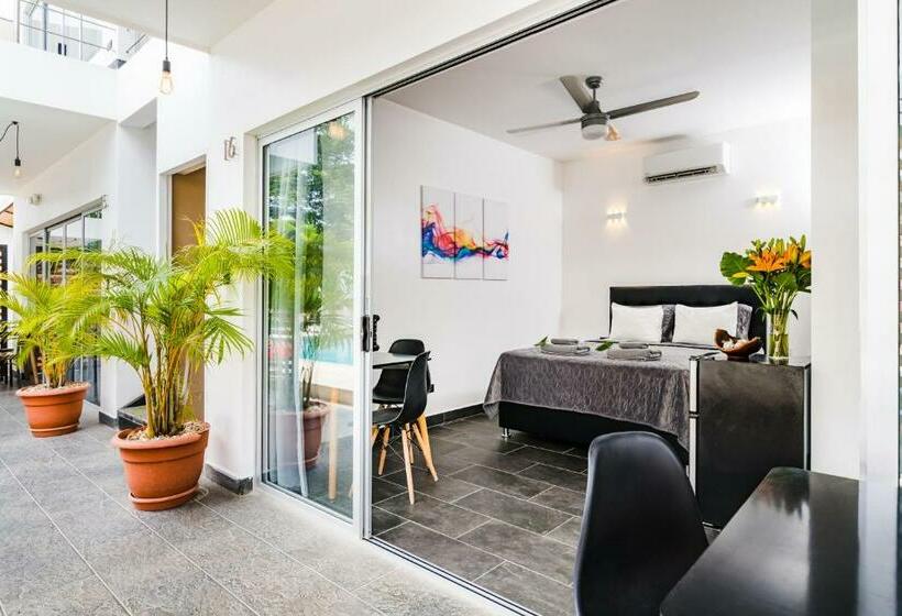 Номер Premium Вид на Бассейн, In The Shade Hotel   Coworking   300mbit   Adults Only