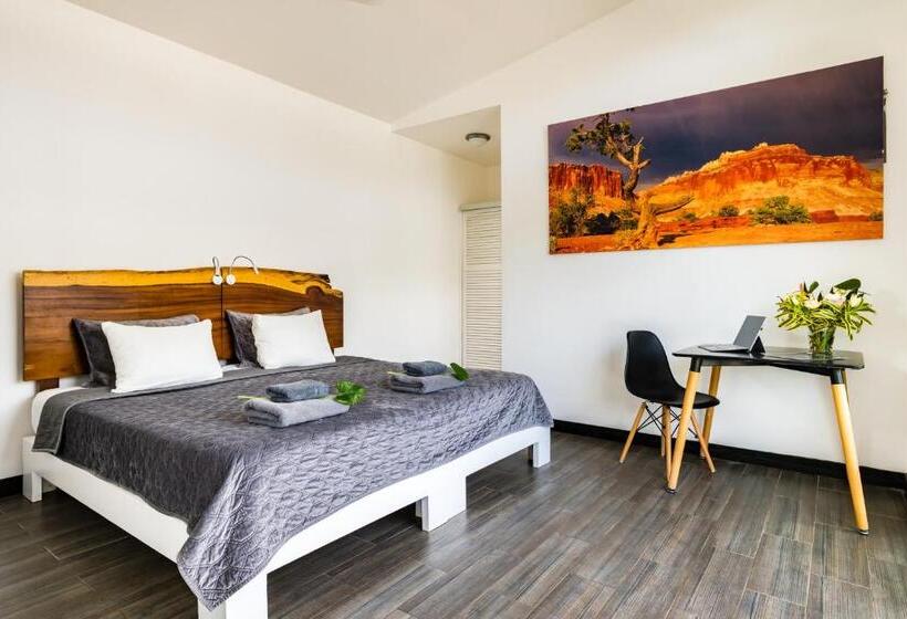 Номер Deluxe Кровать Кинг, In The Shade Hotel   Coworking   300mbit   Adults Only