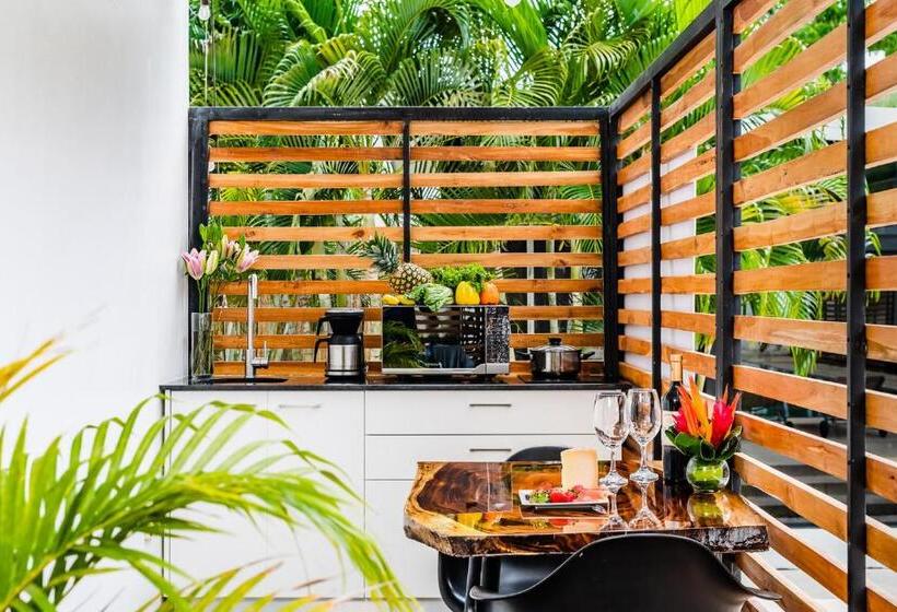 Студия Deluxe, In The Shade Hotel   Coworking   300mbit   Adults Only