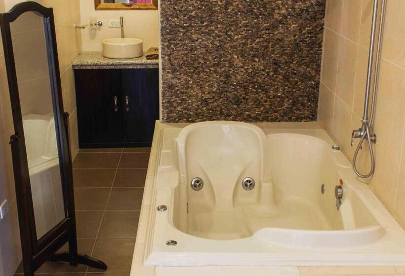 اتاق لوکس با چشمانداز استخر, Tuzco Lodge