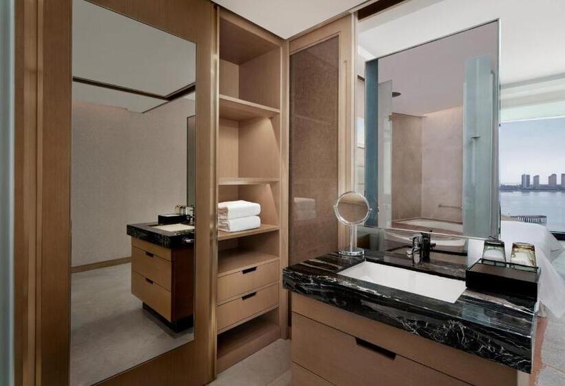 Номер Deluxe Кровать Кинг с Видом, Sheraton Qingdao West Coast