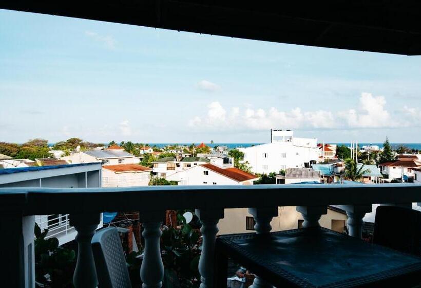 اتاق استاندارد سه نفره, The Rock House Eco