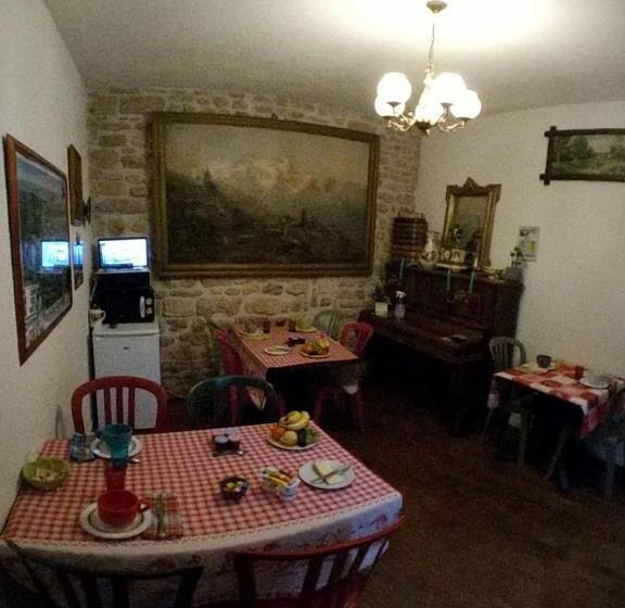 חדר משפחתי, A La Grenouille Du Jura