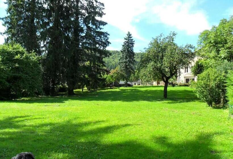 חדר סטנדרט לארבעה, A La Grenouille Du Jura