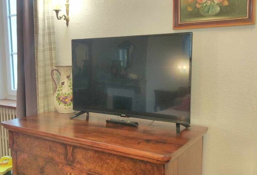 חדר משפחתי, A La Grenouille Du Jura