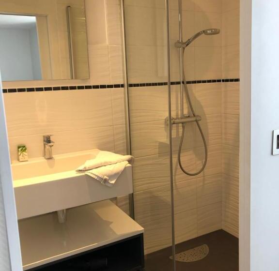 غرفة قياسية ذات إطلالة, L Estacade