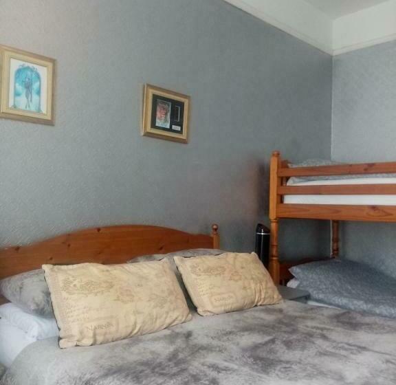 패밀리 룸, Lea Hurst B & B