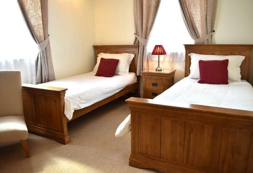 חדר סטנדרט לארבעה, Newcourt Barton