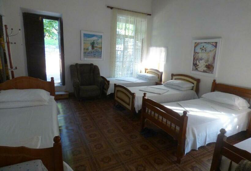 ルームシェアのワンベッド, Guesthouse & Hostel Lorenc