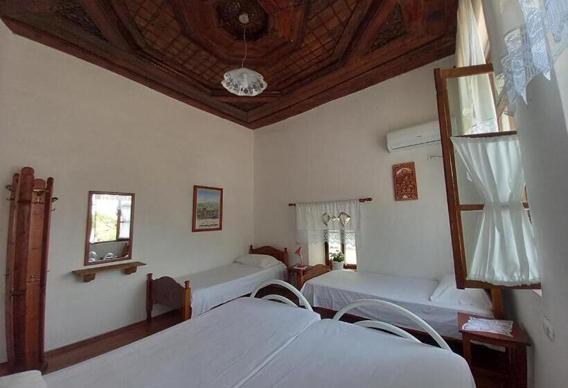 トリプルクラシックルーム, Guesthouse & Hostel Lorenc