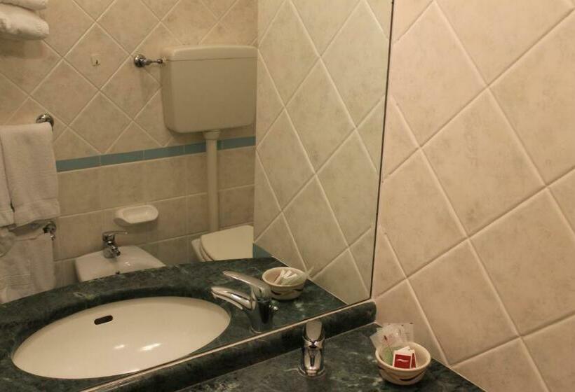 经济型三人房间, Astor B&b