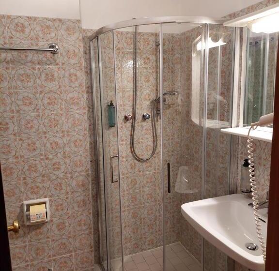 经济型三人房间, Astor B&b