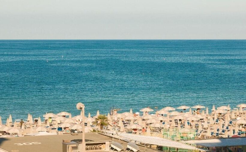 اتاق استاندارد چهار تخته با چشم‌انداز دریا, Caraibi