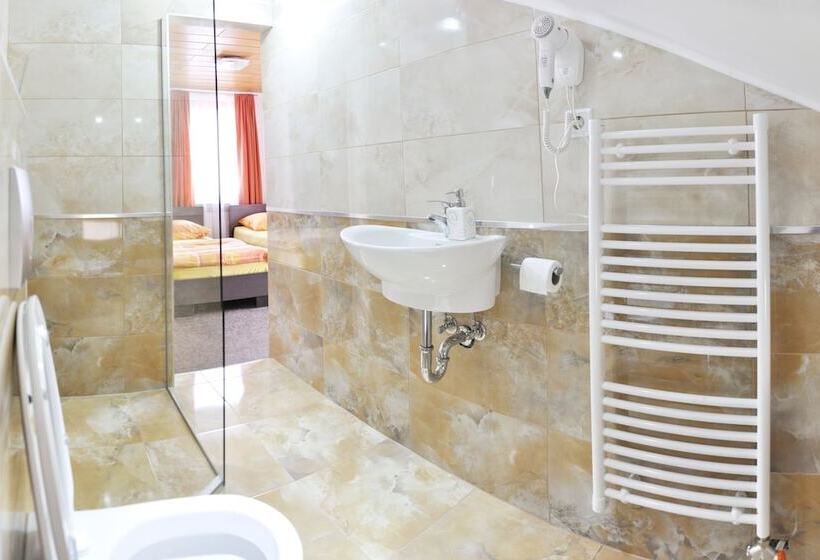 اتاق خانوادگی, Guest House ćiro