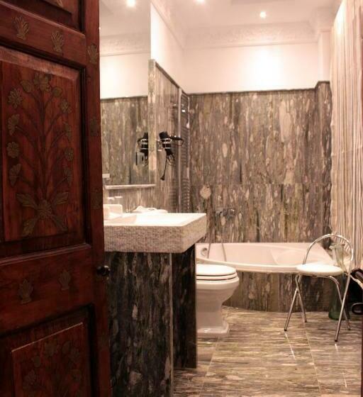 اتاق لوکس با وان آب گرم, Suite Comares