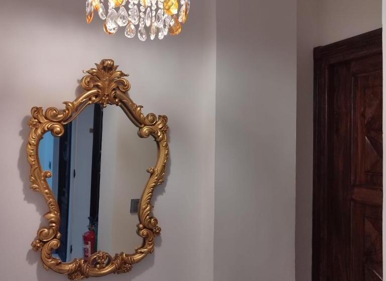 اتاق لوکس با وان آب گرم, Suite Comares