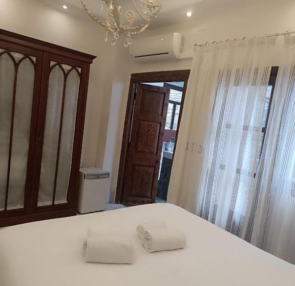 اتاق لوکس با وان آب گرم, Suite Comares