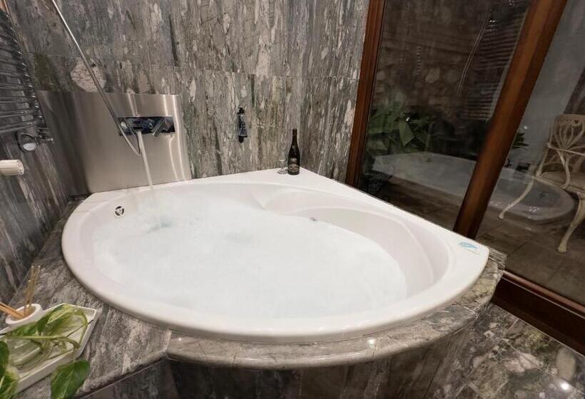 디럭스 자쿠지룸, Suite Comares