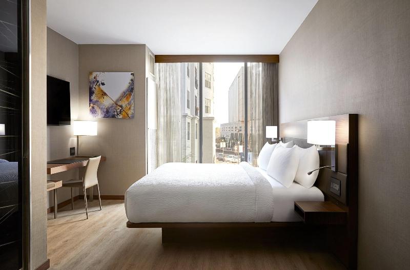 带大床的标准间, Ac Hotel By Marriott Raleigh North Hills