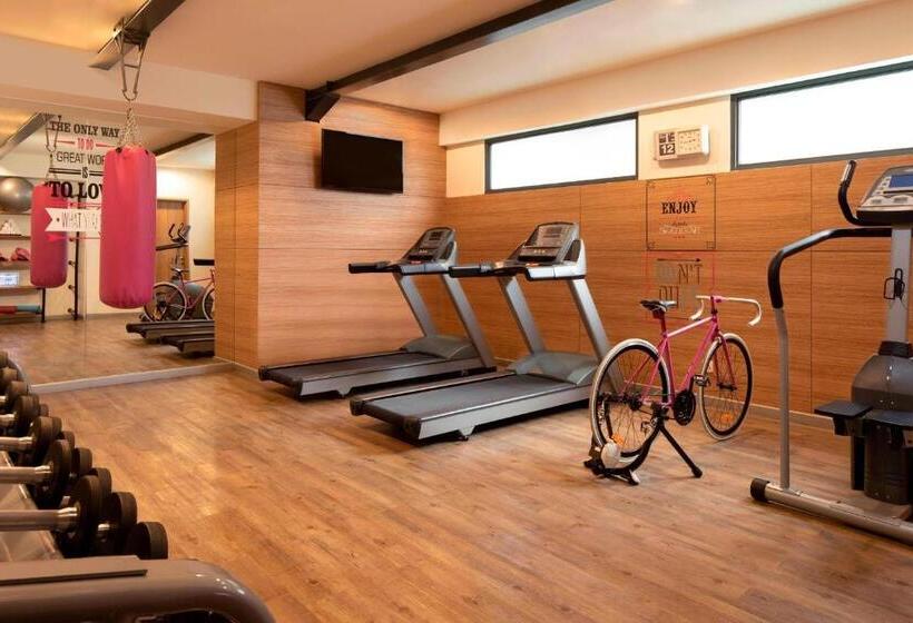 Люкс Кровать Квин, Moxy Bandung