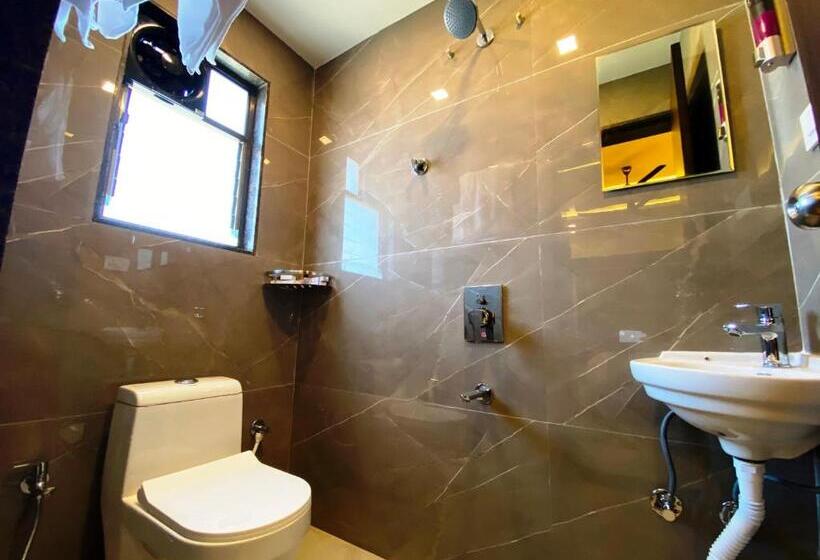 Номер Deluxe, The Grand Sarovar Inn And Suites