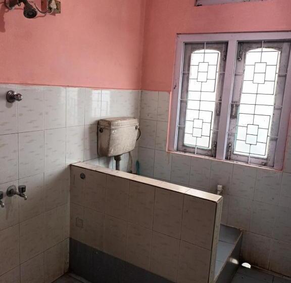 共用房间的床, Suryalaxmi Guest House