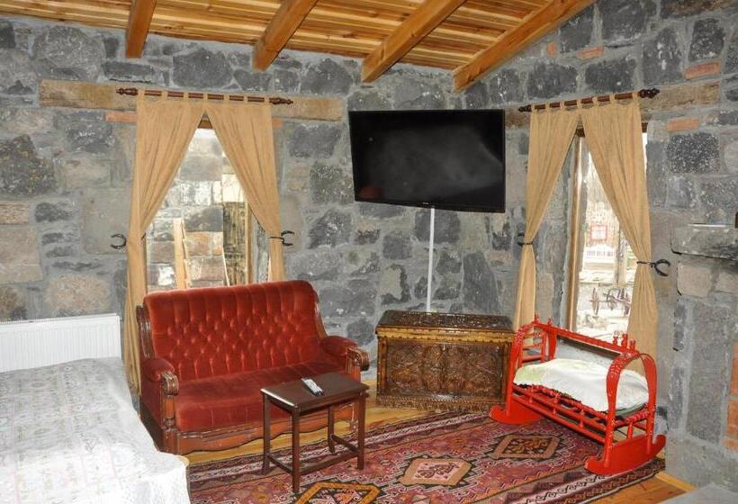 Номер Deluxe, Doğunun Taş Evleri