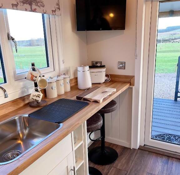 Семейное Бунгало, Capledrae Farmstay Shepherds Huts
