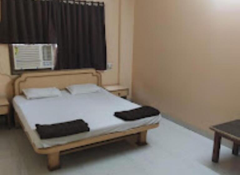 Номер Deluxe, Pritam Palace , Dhule
