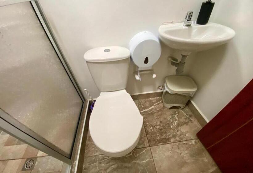 اتاق استاندارد سه تخته با سرویس بهداشتی مشترک, Casa Lubel